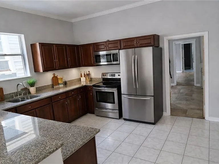 932 Lamanche St — Photo 3