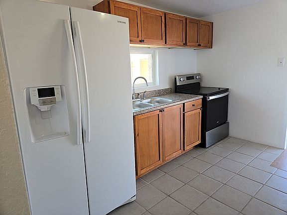 5th image of 910 S Esperanza St
