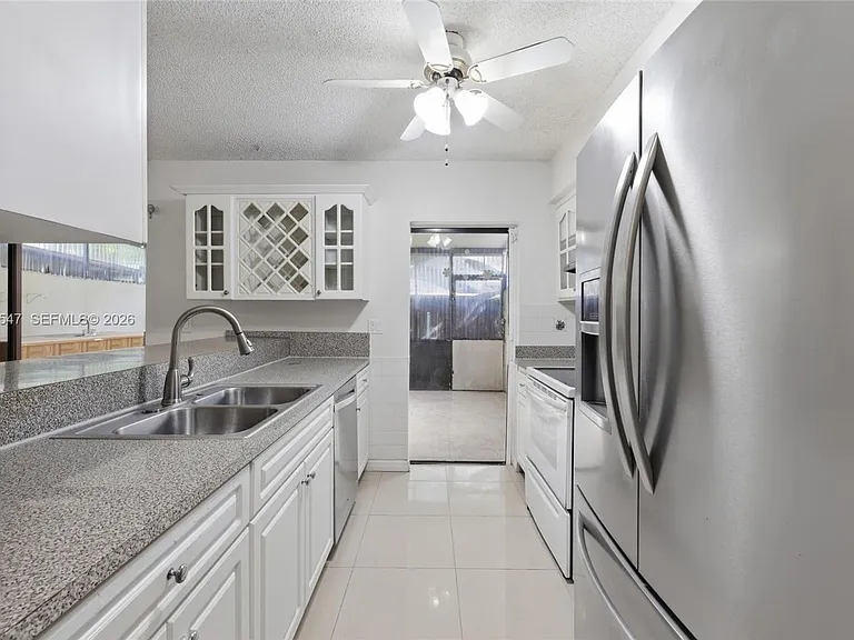 6929 SW 38th St #Townhouse 2-L — Photo 11