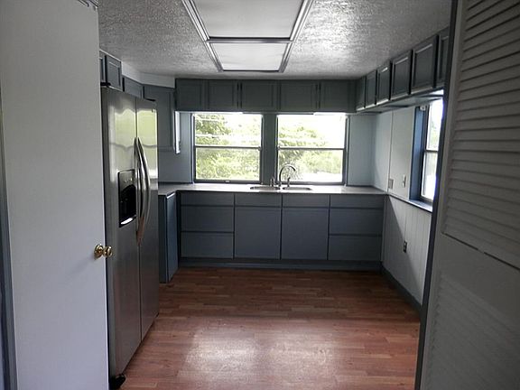 5th image of 1574 Railroad Ave
