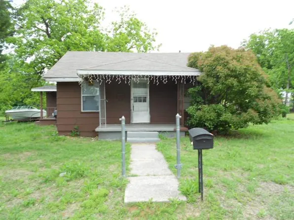 410 Cowan St, Bowie, TX 76230