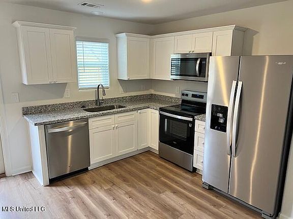 5th image of 964 Waterford Ln