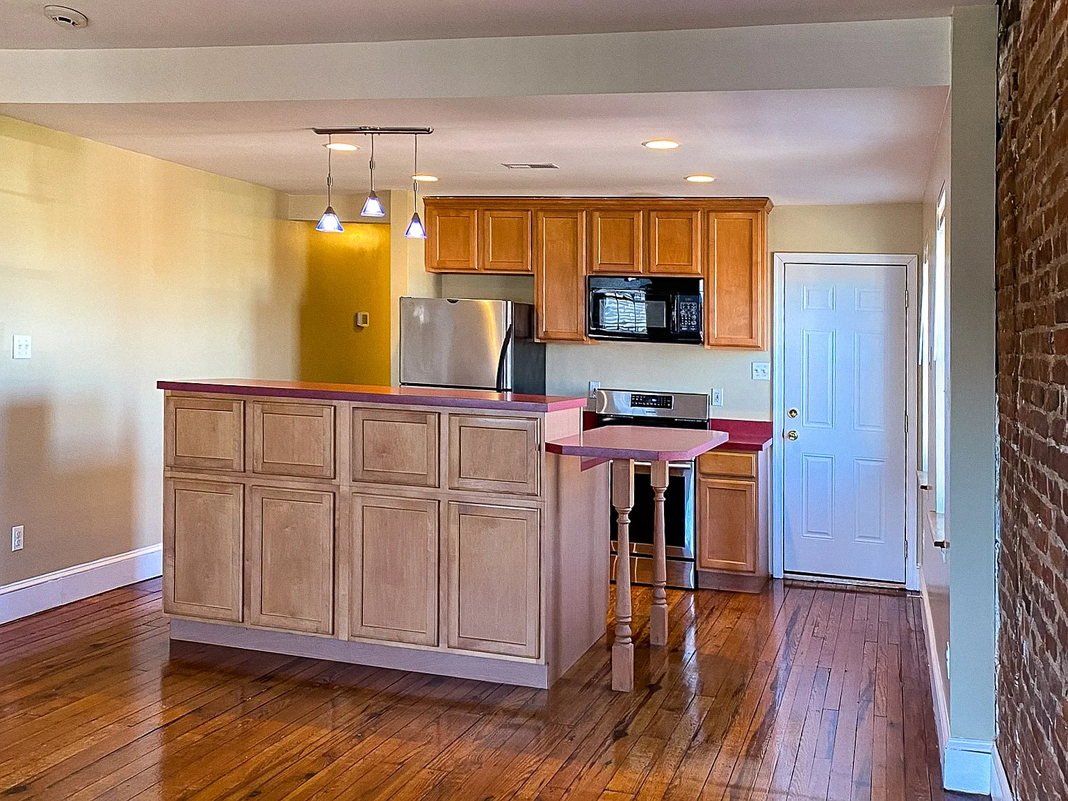 2 bed, 1000 sqft, $1,950 — Photo 3
