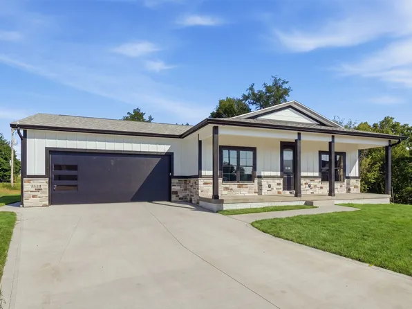 3124 Woodbury Cir, Des Moines, IA 50317