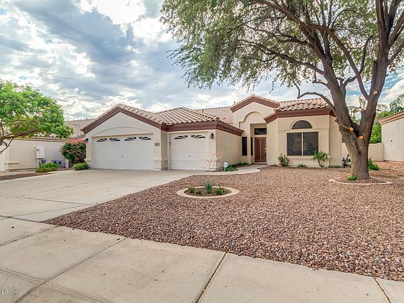 3rd image of 1082 W Wildhorse Dr