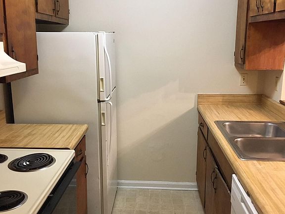5th image of 1725 Springwoods Lake Dr #B