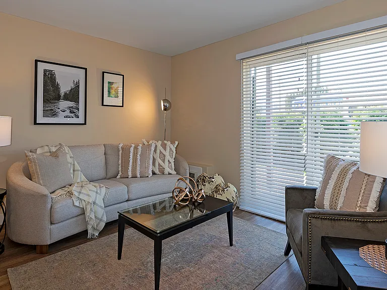 885 Westminster Ave — Photo 10