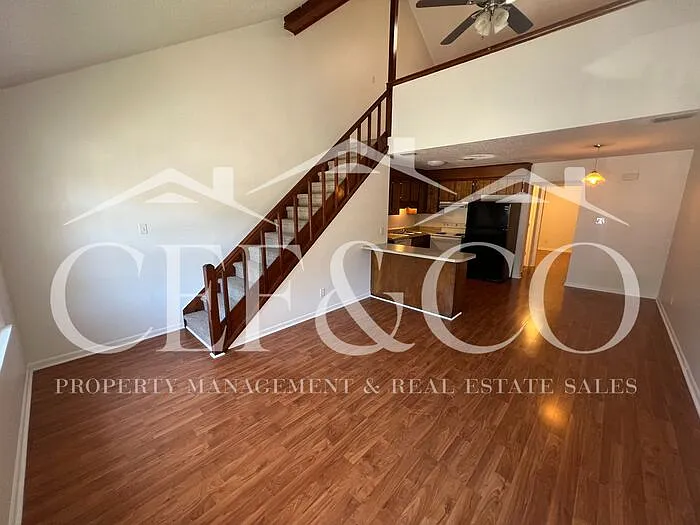 1 bed, 1.0 bath, 918 sqft, $895 — Photo 2