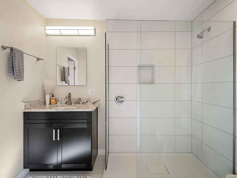 1322 E Miles St — Photo 3