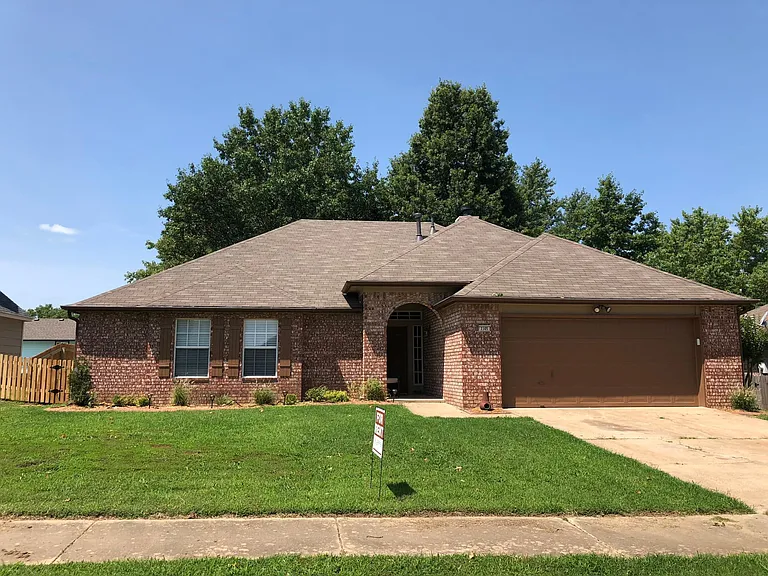 2305 SW Wolf Run Dr — Photo 1