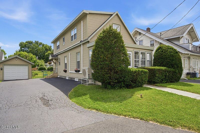 3rd image of 32 Orchard Avenue