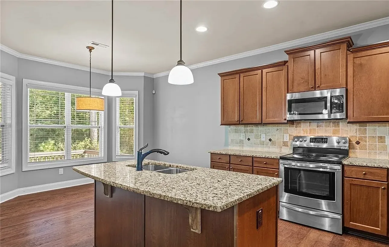 4 bed, 2.5 bath, 2427 sqft, $2,400 — Photo 4
