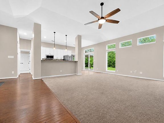 4th image of 302 Southern Trace Dr