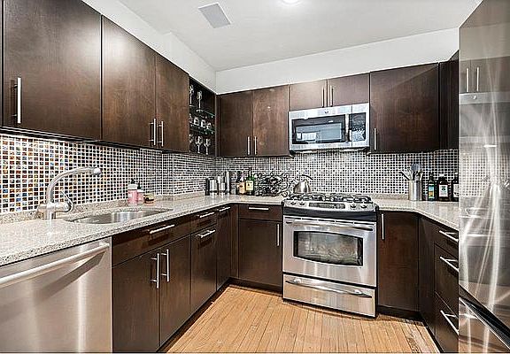 4th image of 13 Downing St APT 1