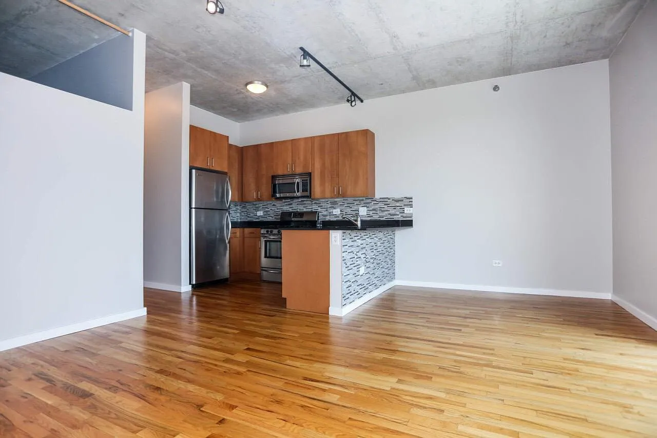 2 bed, 915 sqft, $2,450 — Photo 2