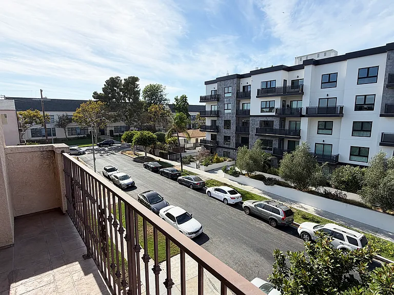 5132 Maplewood Ave #305 — Photo 7
