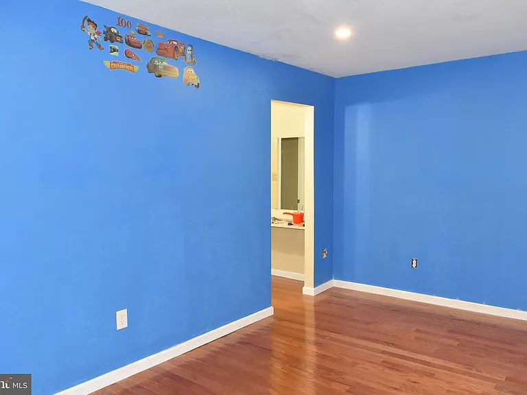 4557 King Edward Ct — Photo 32