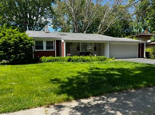 261 Bay Colony Dr, Naperville, IL 60565