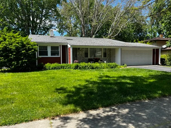 261 Bay Colony Dr, Naperville, IL 60565