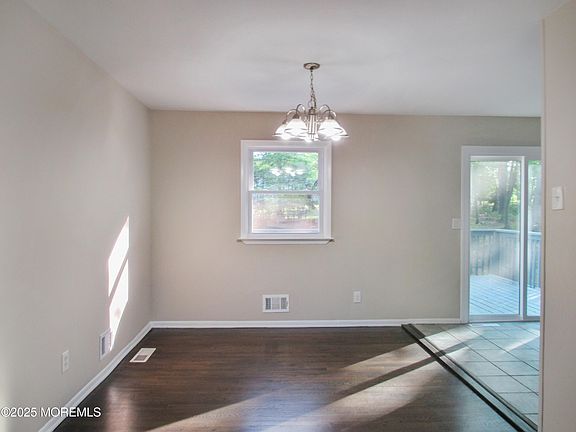5th image of 33 Iroquois Place