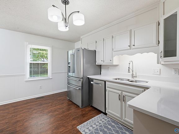 5th image of 910 Lark Cir