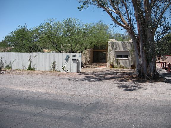 Private lot w/plenty parking