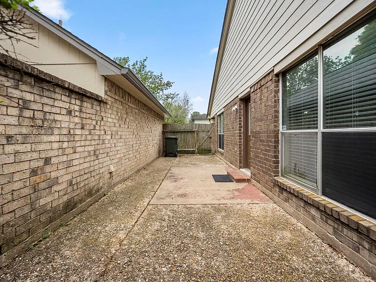 1915 Creek Valley Ln — Photo 22