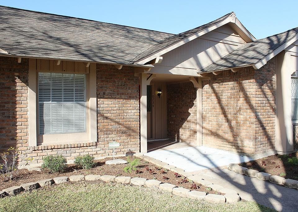 GREAT CURB APPEAL WITH FRESHLY MULCHED FLOWERBEDS IN FEBRUARY.