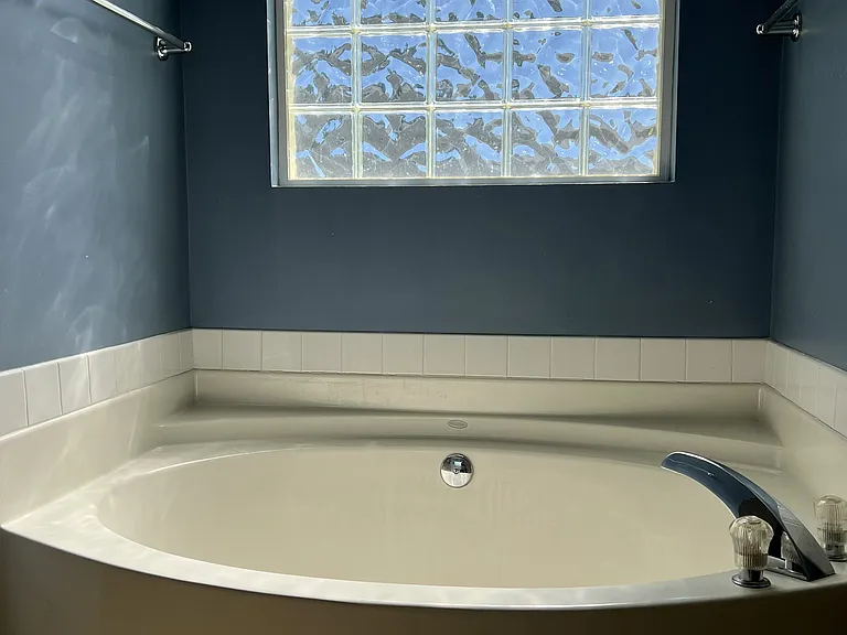 Master Bathroom (Upstairs)
