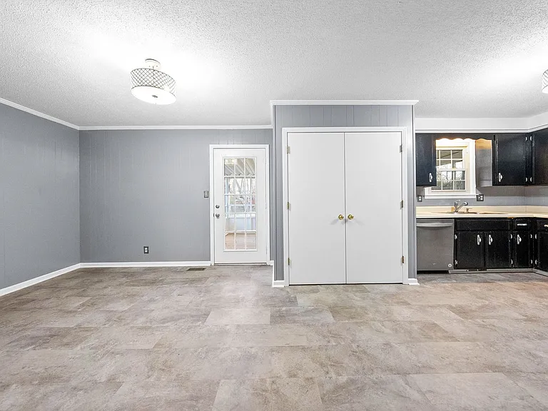 1835 Warren Dr — Photo 7