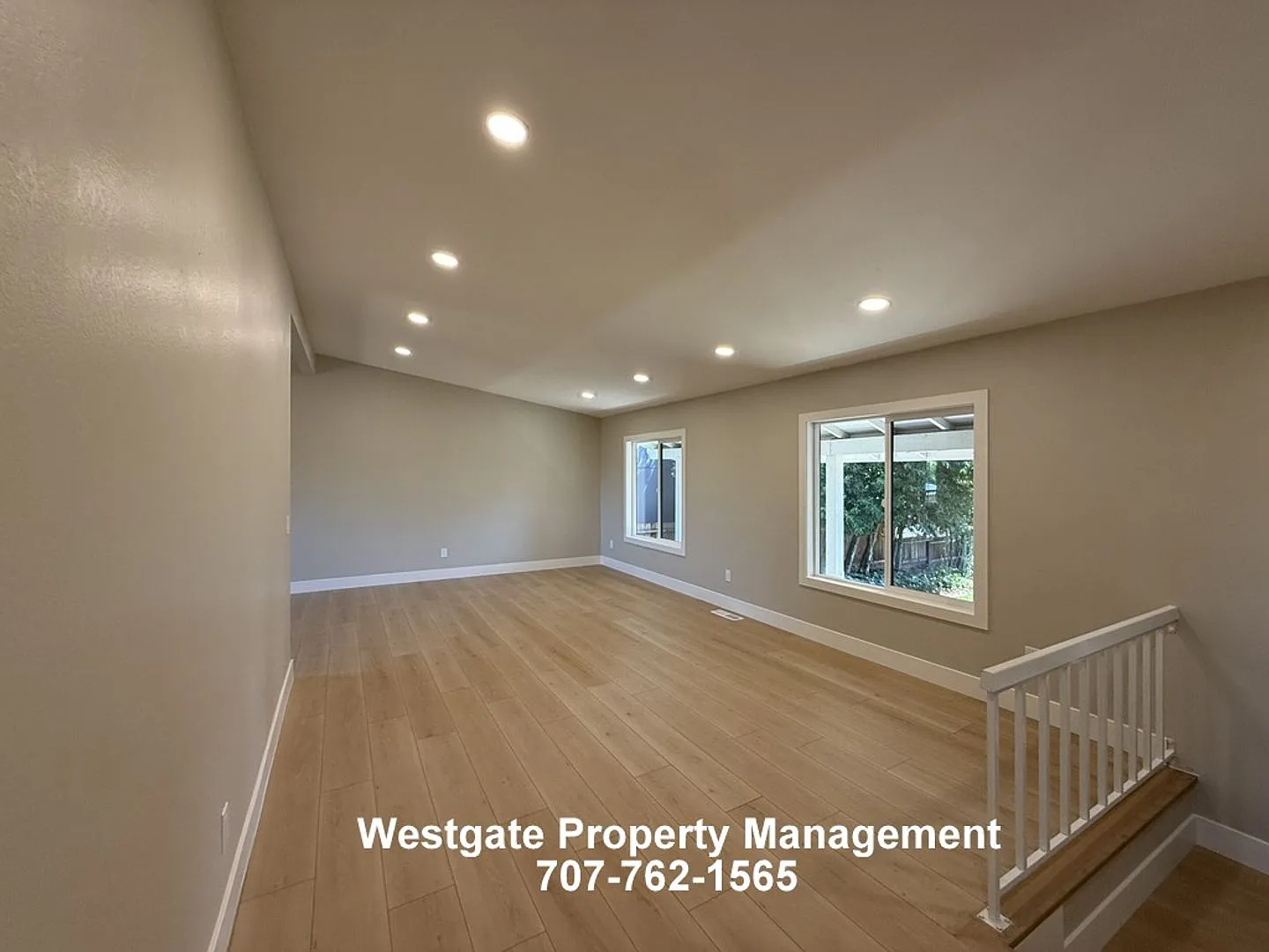 Beautifully Remodeled 4/3 Home in H Section - 678 Holly Ave — Photo 3