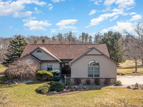 66 Anton St, Sebewaing, MI 48759