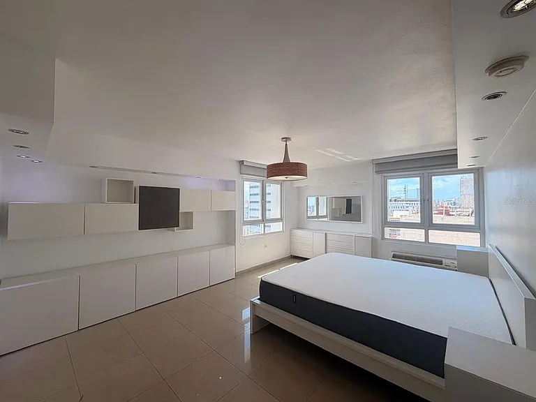 Metro Plaza Tower 305 Calle Villamil — Photo 4