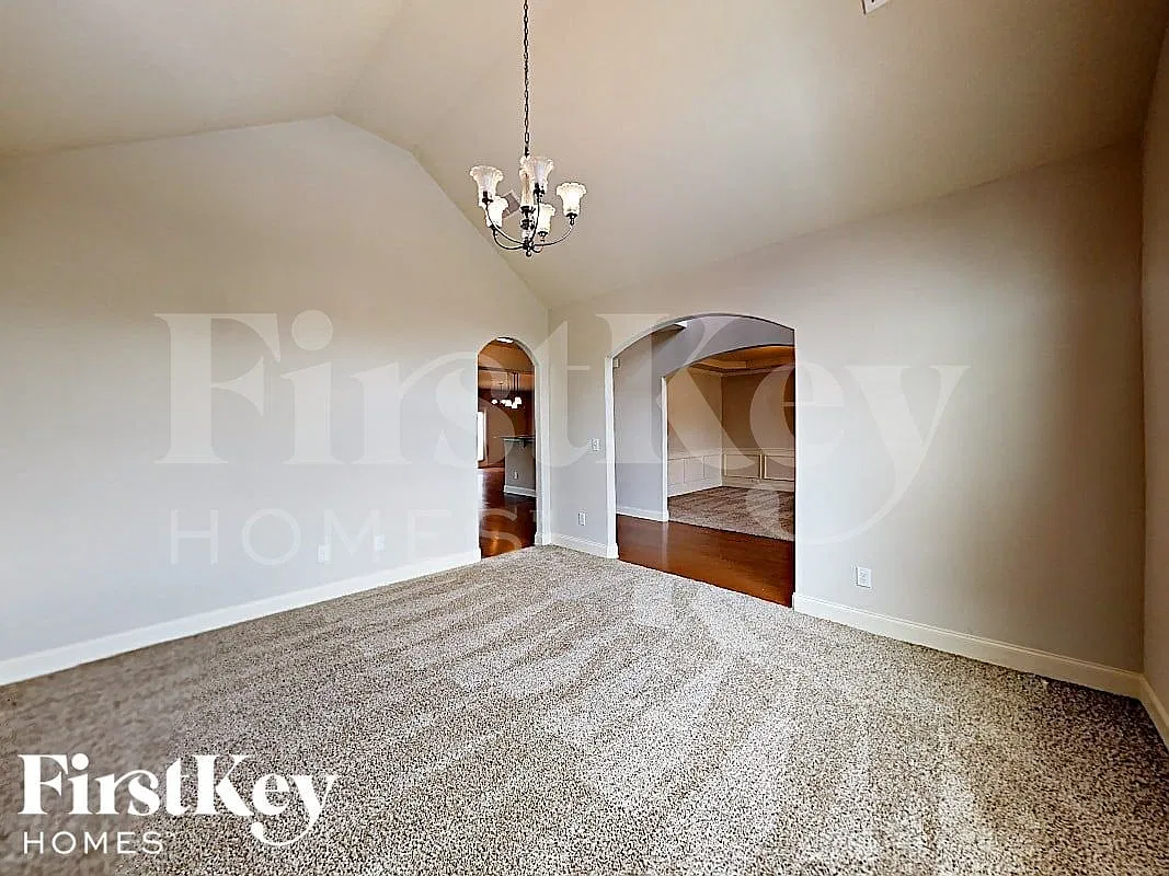 4 bed, 2.0 bath, 3780 sqft, $3,450 — Photo 2