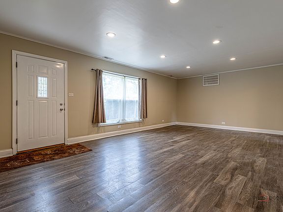 5th image of 2821 Dempster St