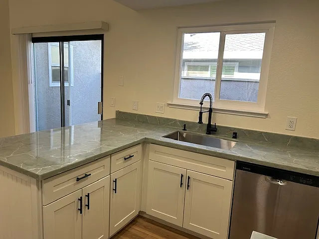 7502 Island Way — Photo 8