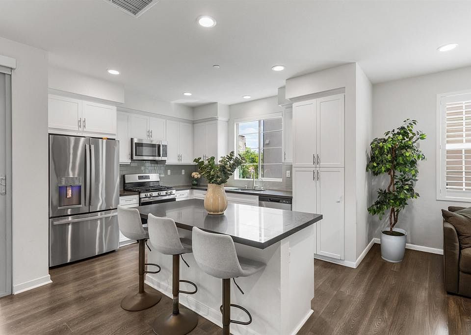 1st image of 328 Waverunner Ct