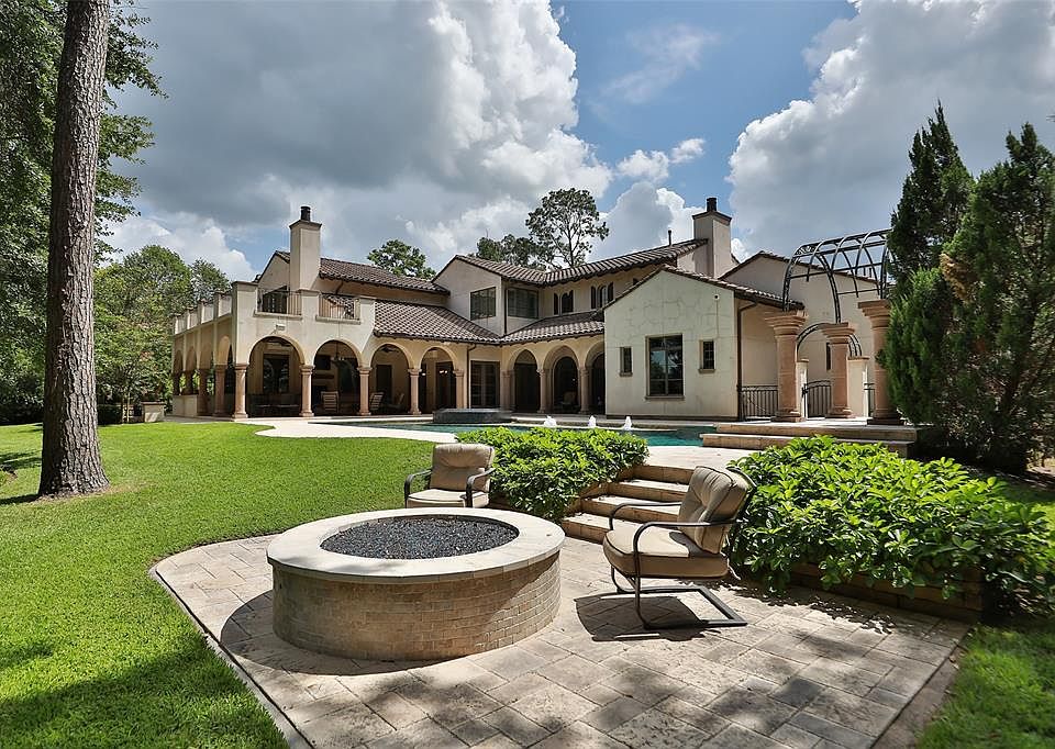 Fire pit for those cool evening nights! Backyard has views of Golf Course and its prime location on lake