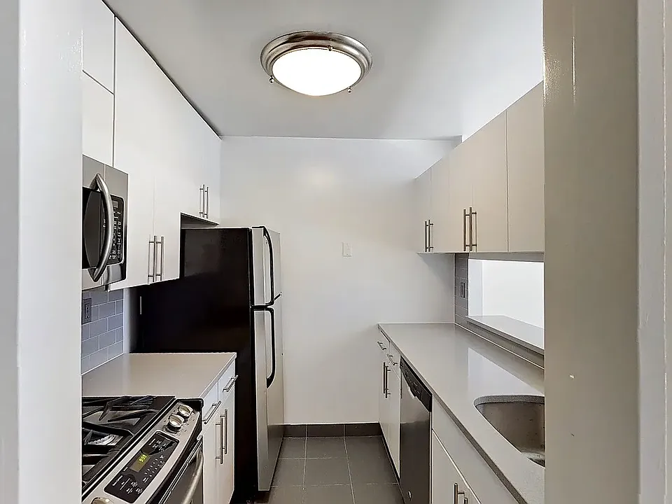 260 W 52nd St #18A