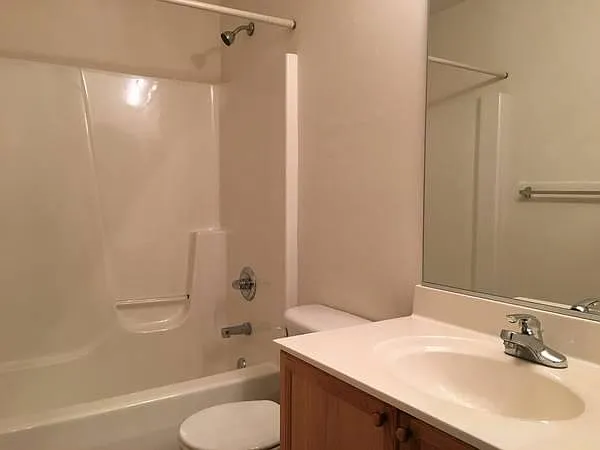 3rd lv hall, bath for 2,3 br