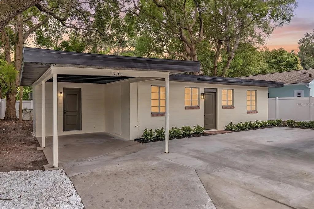 2 bed, 1.0 bath, 787 sqft, $2,300 — Photo 1