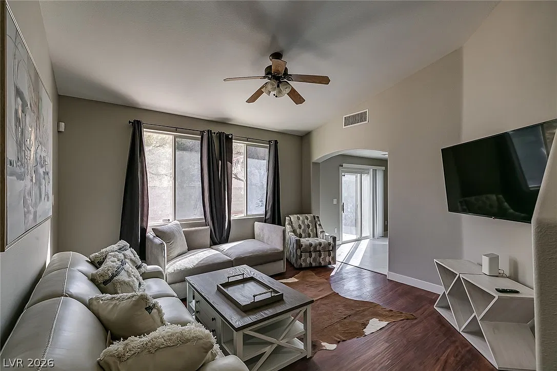 3 bed, 2.5 bath, 1284 sqft, $2,999 — Photo 1