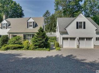 27 Saint Andrews Ln, Glen Cove, NY 11542