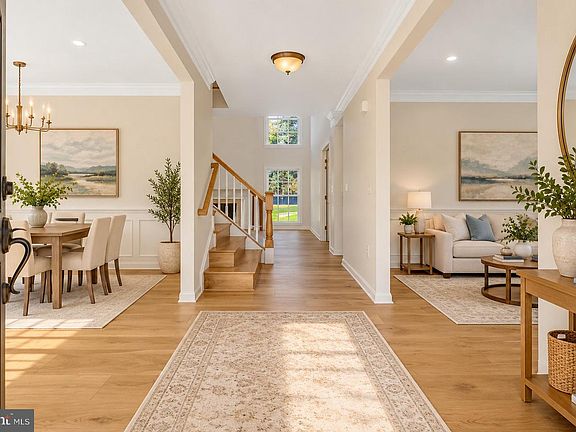 4th image of 128 Max Ct SE