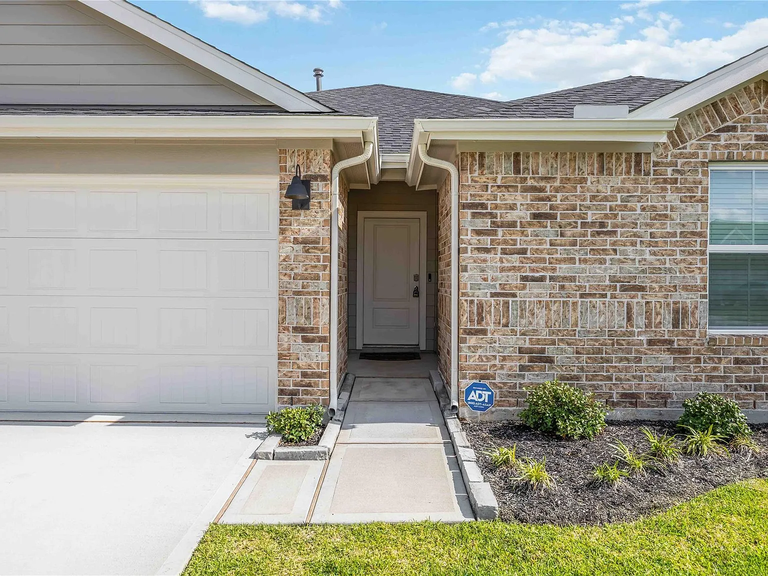 3 bed, 2.0 bath, 1415 sqft, $2,300 — Photo 3