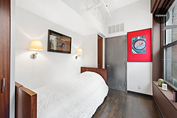 Sold by Triplemint | media 7