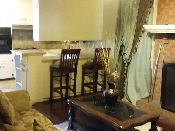 Keeping room facing kitchen