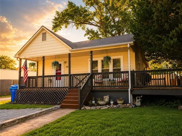 115 E 4th St, Tonganoxie, KS 66086