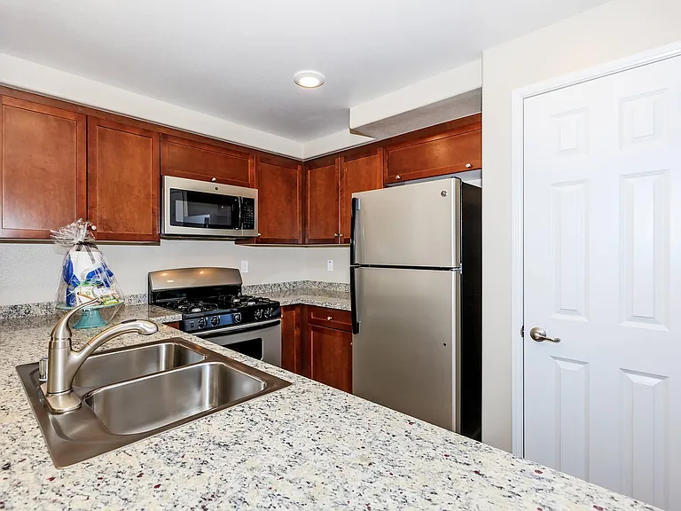 Sendero Gateway Apartment Homes — Photo 60
