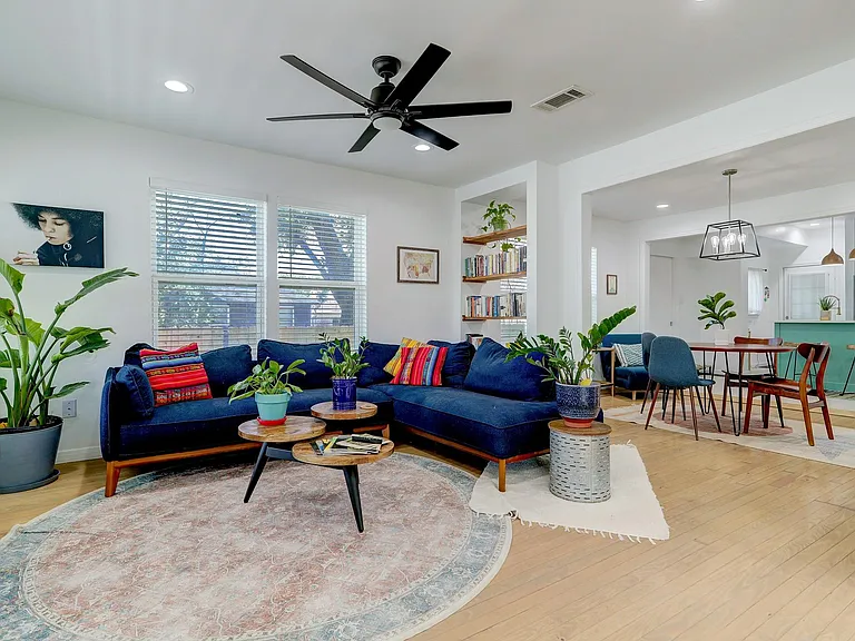 4801 Avenue H — Photo 3
